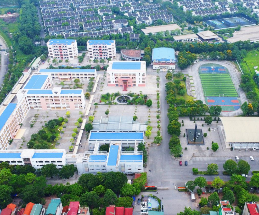 Trường THPT Chuyên Nguyễn Huệ sở hữu cơ sở vật chất hiện đại, trường đầu tư xây dựng sân thể thao giúp học sinh giải stress, rèn luyện sức khỏe sau giờ học.