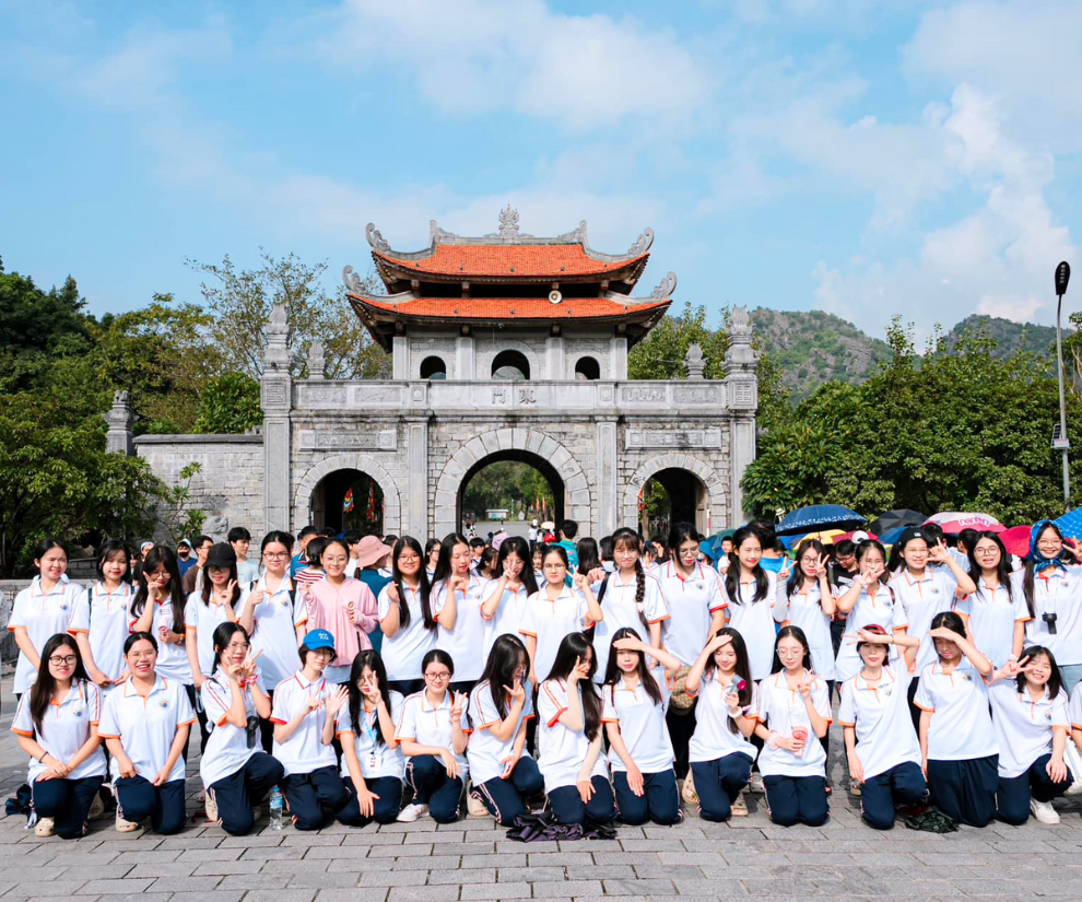 Trường THPT Chuyên Lê Hồng Phong - Ninh Bình còn tổ chức nhiều hoạt động ngoại khóa giúp học sinh mở rộng kiến thức, rèn luyện kỹ năng sống.