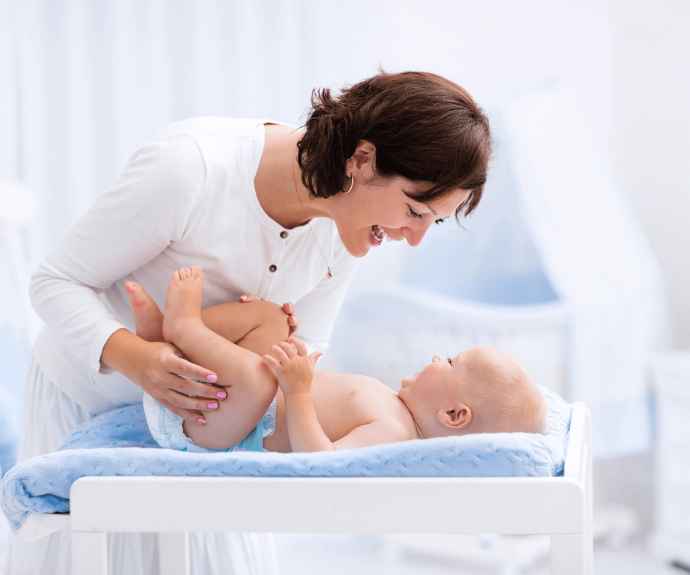 Nếu thời tiết quá lạnh hoặc trẻ có dấu hiệu mệt, phụ huynh có thể giảm tần suất tắm, chỉ lau người bằng nước ấm và vệ sinh kỹ các vùng cần thiết. Duy trì thân nhiệt ổn định trước - trong - sau khi tắm sẽ giúp hệ miễn dịch của trẻ hoạt động tốt hơn, giảm nguy cơ cảm lạnh và các bệnh hô hấp trong mùa đông.