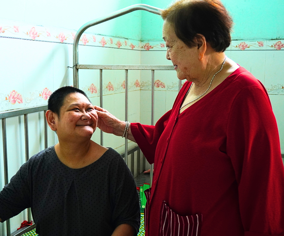 Có những trường hợp má Mười nuôi từ thời còn chập chững tập đi. Tuy một số người không thể nói rõ thành lời nhưng trong ánh mắt, hành động đều thể hiện rõ tình cảm đối với má Mười.