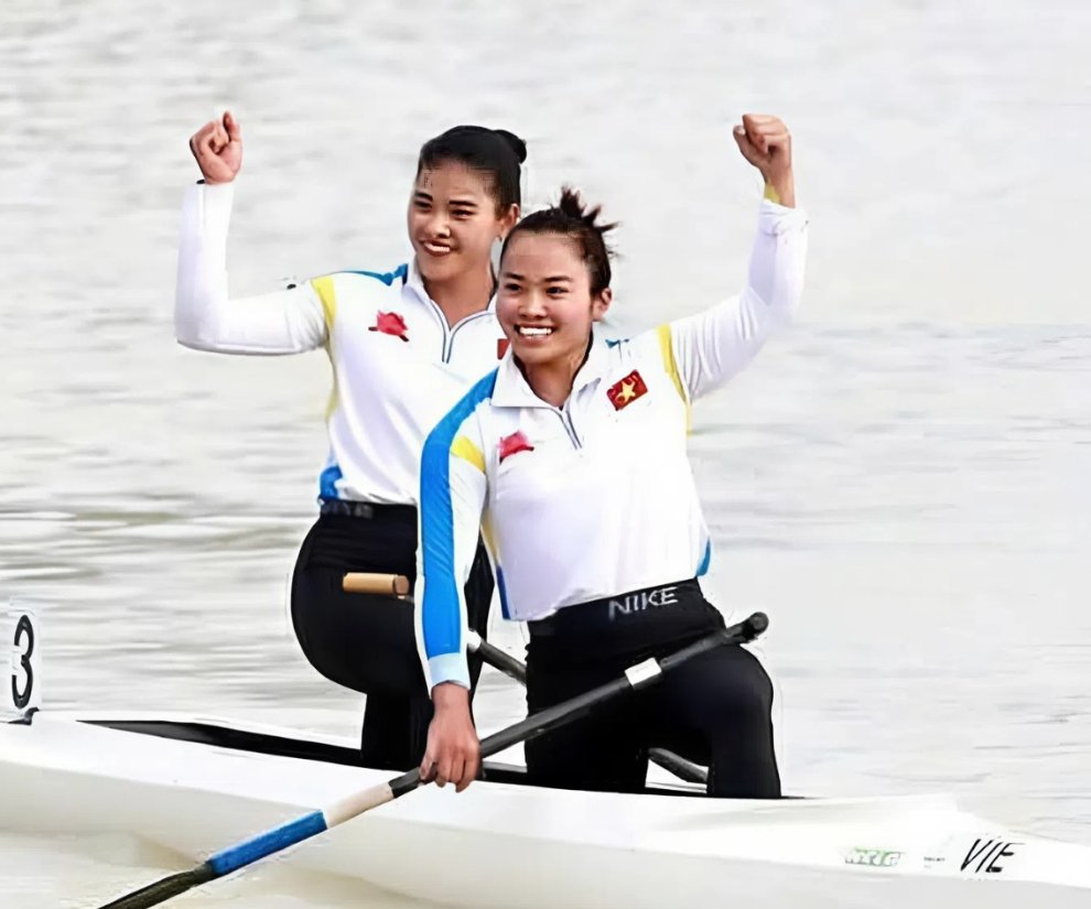 Với màn thể hiện thuyết phục, Nguyễn Thị Hương và Diệp Thị Hương cán đích đầu tiên, mang về tấm Huy chương Vàng đầu tiên cho Đoàn Thể thao Việt Nam trên đất Thái Lan.