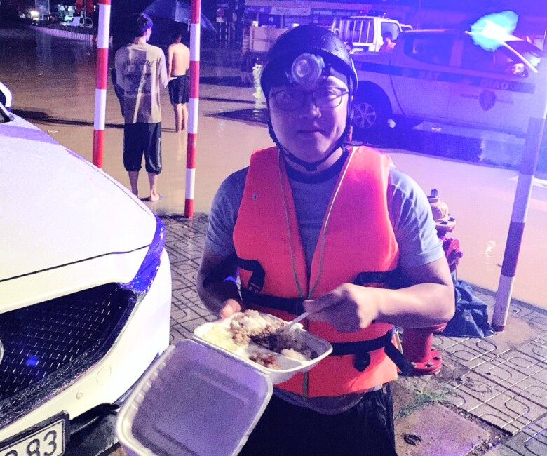 Khi nhận được thông tin khẩn cấp từ bà con sinh sống tại tỉnh Thái Nguyên, anh Bùi Tùng quyết định tạm gác lại công việc kinh doanh cá nhân, sẵn sàng hành trang lên đường hỗ trợ người dân vùng lũ.