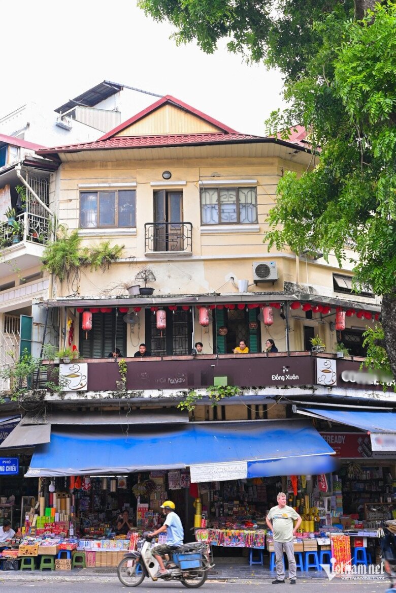 Quán cà phê nằm trong ngõ nhưng có ban công rất đẹp