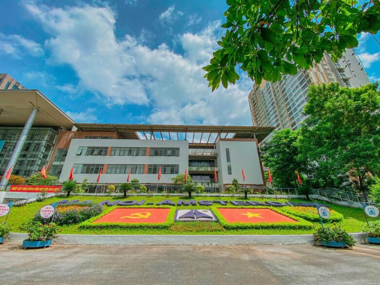 Bên cạnh khu học tập chính, trường còn có thư viện hiện đại nhiều tầng với hàng chục nghìn đầu sách tiếng Việt và tiếng Anh, khu phòng máy tính kết nối Internet tốc độ cao, cùng khu vực căn tin, nhà ăn và phòng y tế học đường được bố trí khoa học, an toàn.