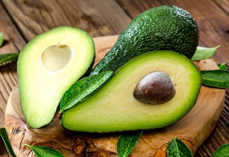 Bơ là một trong những loại quả được ví là “siêu dinh dưỡng” khi chứa hàm lượng kali cao hơn chuối, cùng chất béo không bão hòa đơn giúp giảm cholesterol xấu và hỗ trợ tim mạch khỏe mạnh. Vitamin E, C, K và nhóm B trong bơ giúp dưỡng làn da mịn màng, chống lão hóa…