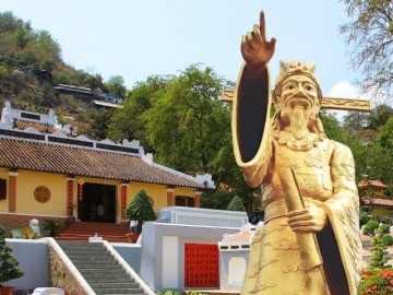 Vị tướng nào có công khai khẩn đất hoang, xây kênh đào phò tá vua nhà Nguyễn, tên được đặt cho trường Chuyên nổi tiếng?