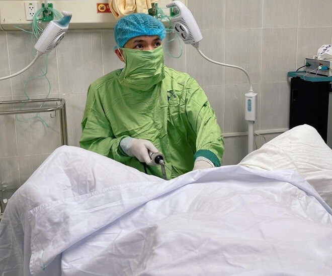 Bác sĩ Bệnh viện Phụ sản Hà Nội đang nội soi buồng tử cung cho bệnh nhân. 