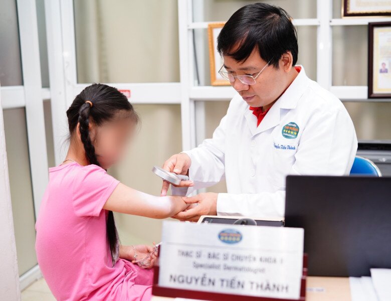 Bác sĩ Nguyễn Tiến Thành cho biết, rất nhiều trẻ bị tổn thương da vì gia đình làm theo phương pháp dân gian không có cơ sở khoa học. Ảnh: BSCC.