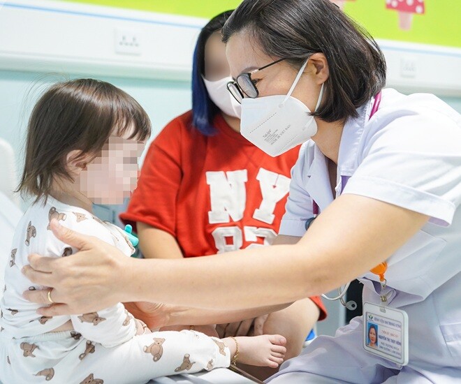 Bé gái 18 tháng tuổi biếng ăn đến mức suốt 14 tháng không tự ăn uống được gì. 