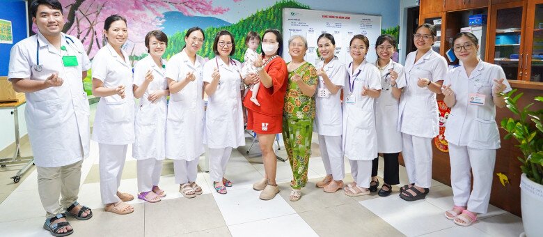 Sau thời gian điều trị, bé gái đã được xuất viện trong niềm vui của gia đình và các bác sĩ. 