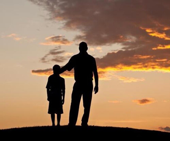 Người đàn ông không thể tin rằng, đứa con anh rất mực yêu thương lại không phải là con ruột của mình. Ảnh minh họa. 