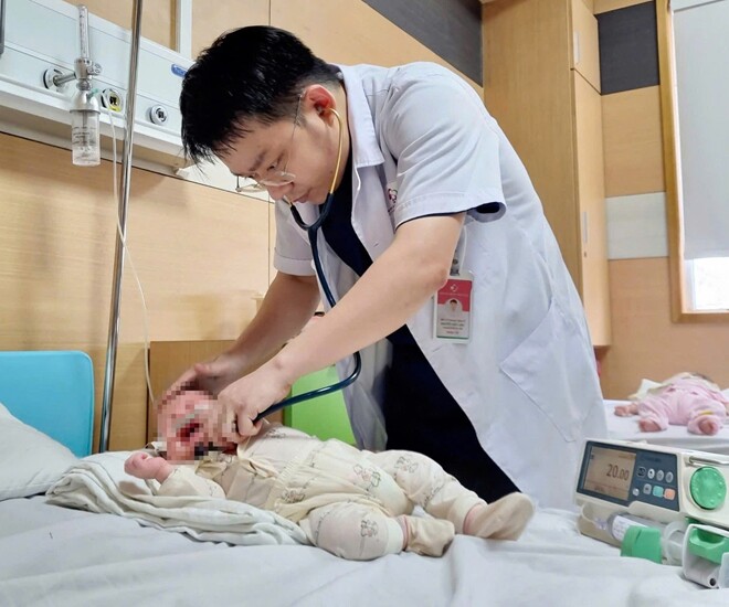 Bác sĩ Bệnh viện Sản Nhi Phú Thọ đang thăm khám cho trẻ mắc RSV bị biến chứng nặng. 