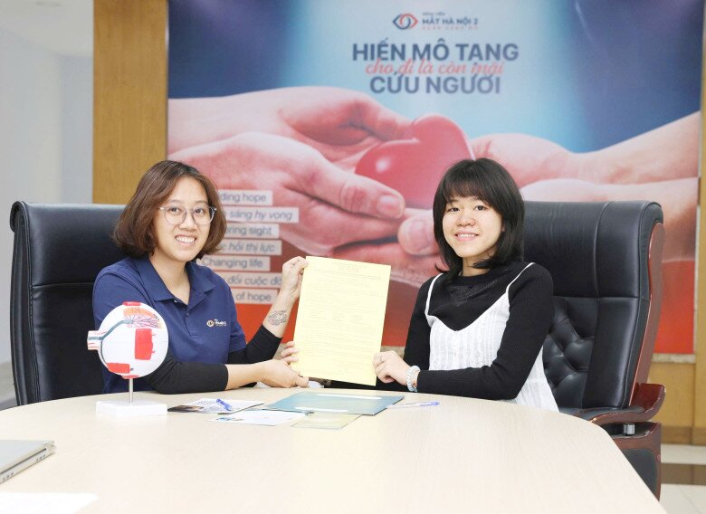 Anh Thư và tờ đơn tự nguyện đăng ký hiến mô, tạng sau khi chết hoặc chết não. 