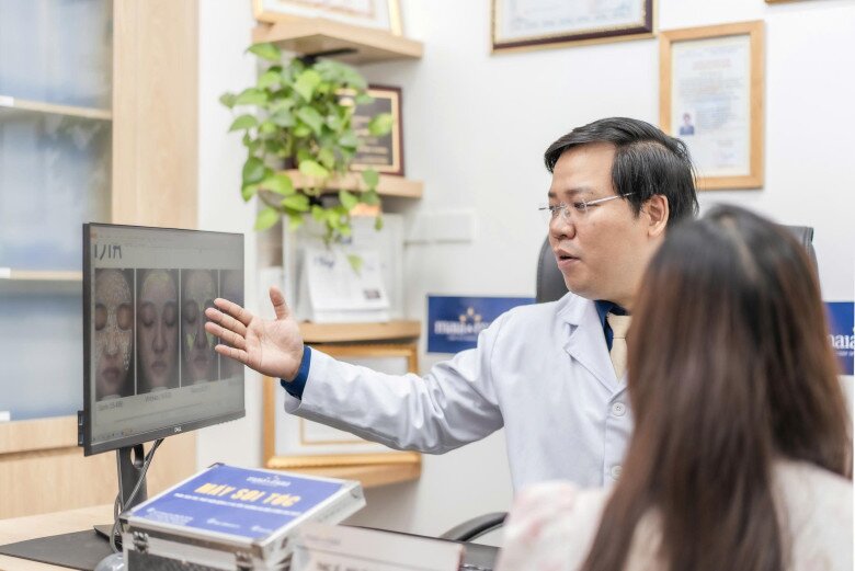 Bác sĩ Thành thăm khám cho bệnh nhân bị viêm da kích ứng do ô nhiễm không khí. Ảnh: BSCC.