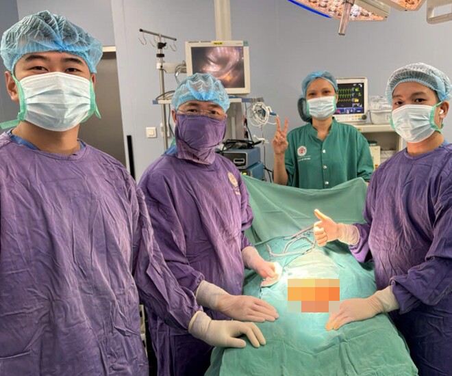 Các bác sĩ phẫu thuật cho bệnh nhân bị rối loạn phát triển giới tính. Ảnh: BSCC. 