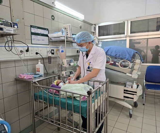 Bé gái sau khi can thiệp được chăm sóc tại Bệnh viện Bạch Mai. Ảnh: BVCC.