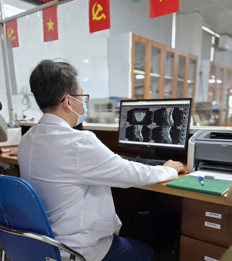 Hình ảnh tổn thương tủy sống trên bệnh nhân ngộ độc khí N2O.