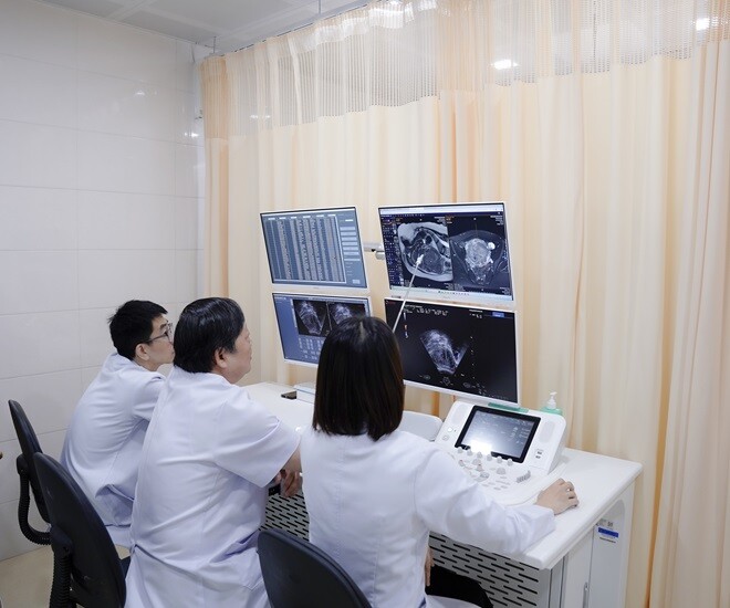 GS Nguyễn Viết Tiến đang đánh giá khối u xơ tử cung cho chị Trang.