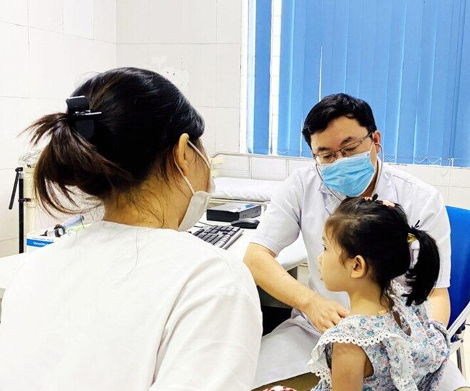 Trẻ mắc cúm A được bác sĩ thăm khám tại Bệnh viện Sản Nhi Quảng Ninh. 