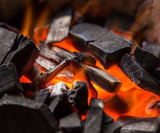 Việc sưởi ấm hoặc giữ ấm phòng bằng than rất nguy hiểm, dễ gây ngộ độc khí CO. Ảnh minh họa. 