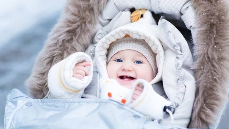 Mặc kín và quá ấm cho trẻ đôi khi lại gây tác dụng ngược, ảnh hưởng sức khỏe trẻ. Ảnh minh họa.