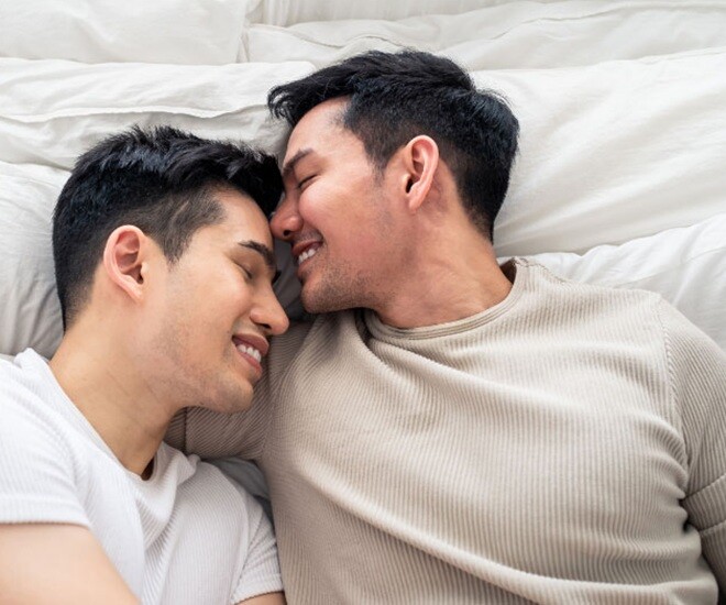 Dù mắc HIV nhưng hai người đàn ông rất bình tĩnh, họ thừa nhận có quan hệ đồng giới với nhau. Ảnh minh họa. 