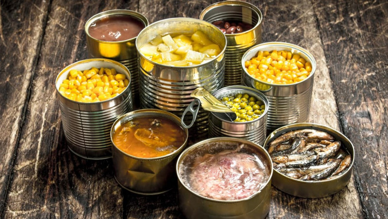 Ngoài ăn chín, uống sôi với các đồ đóng hộp cần đặc biệt lưu ý hạn dùng và sự nguyên vẹn của đồ ăn. Ảnh minh họa.