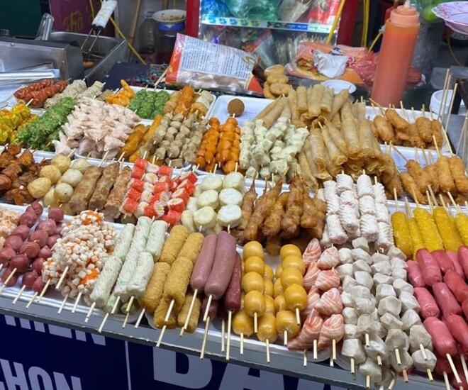 Các loại thức ăn hè phố cực gây hại cho gan, nhưng nhiều người trẻ thực hiện hằng ngày. Ảnh minh họa. 