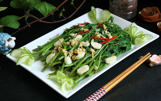 Rau lang có nhiều công dụng với sức khỏe, nhưng các chuyên gia khuyến cáo nên hạn chế xào vì nhiều dầu mỡ. Ảnh minh họa. 