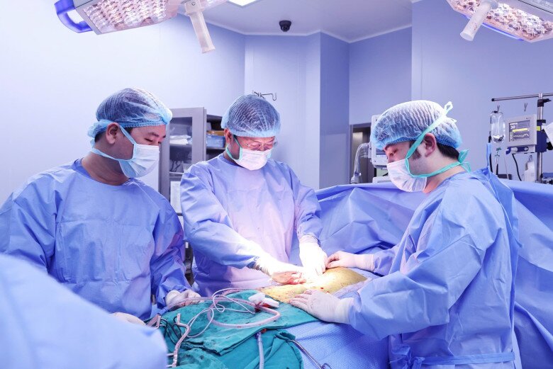 Các bác sĩ thực hiện ghép thận cho bệnh nhân từ nguồn thận hiến của người mẹ. Ảnh: BVCC.