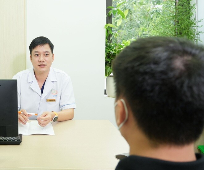 Ths.BS Phạm Minh Ngọc đang thăm khám và tư vấn cho nam bệnh nhân có suy nghĩ lệch lạc về tình dục. Ảnh: BSCC.