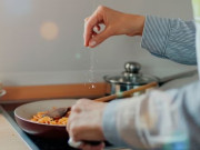 Sức khỏe - Mì chính nên nêm vào thời điểm nào là tốt nhất? Giải đáp bất ngờ từ chuyên gia khiến nhiều người giật mình