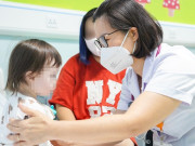 Sức khỏe - Bé gái suốt 14 tháng không thể tự ăn uống, bác sĩ hướng dẫn làm một điều đơn giản và kỳ tích xuất hiện