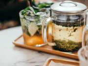 Sức khỏe - Sáng thức dậy nên uống gì đầu tiên? Thứ tốt nhất không phải nước chanh ấm hay mật ong pha loãng