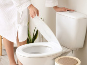 Sức khỏe - Thói quen đi vệ sinh nào dễ mắc bệnh, tàn phá đường tiêu hóa, điều số 1 cả nam và nữ rất hay mắc phải?