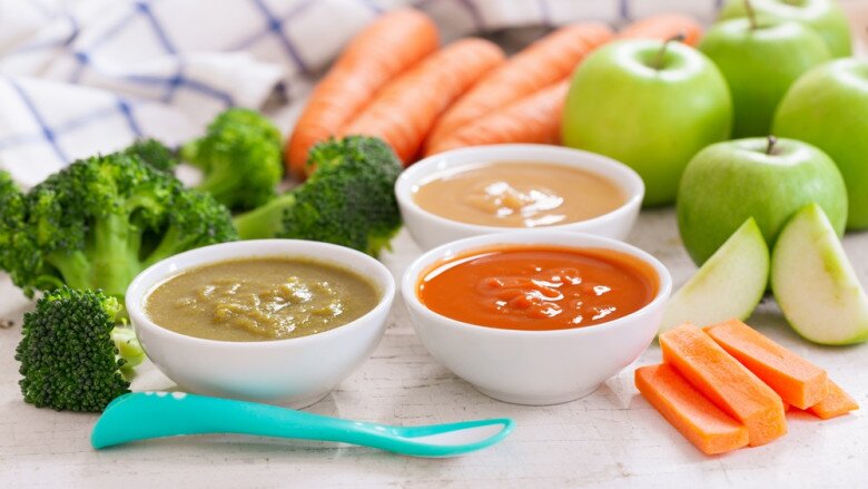 Trẻ nhỏ thường không thích ăn rau, vì thế nấu cháo có thể thêm rau, củ bằng cách xay cùng cũng rất tốt. Ảnh minh họa. 