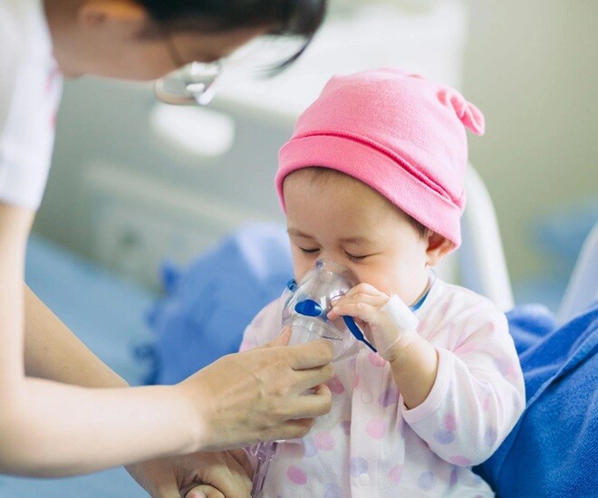 Khi miễn dịch suy giảm trẻ thường mắc bệnh về đường hô hấp, nhất là trong mùa lạnh. Ảnh minh họa. 