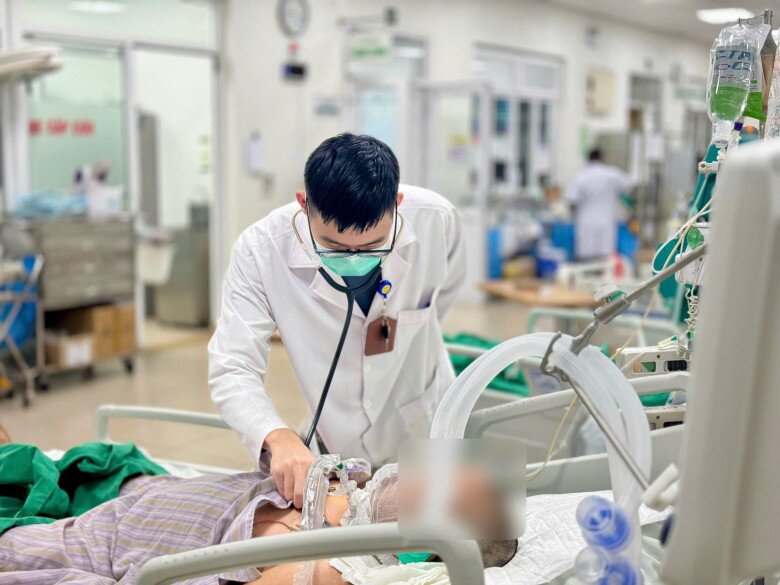 Bác sĩ đang thăm khám cho bệnh nhân mắc bị bệnh nền mắc cúm A nguy kịch. Ảnh: BVCC.