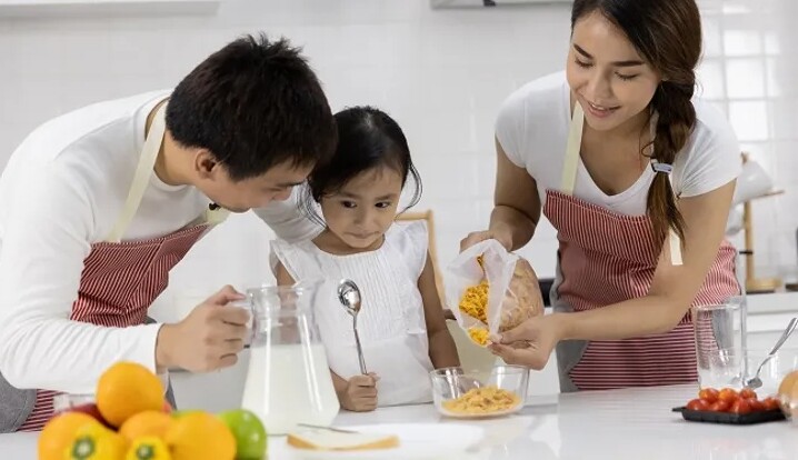 Trẻ uống sữa trong bữa ăn, nhất là những bữa ăn sáng nhẹ cũng là thời điểm rất tốt. Ảnh minh họa. 