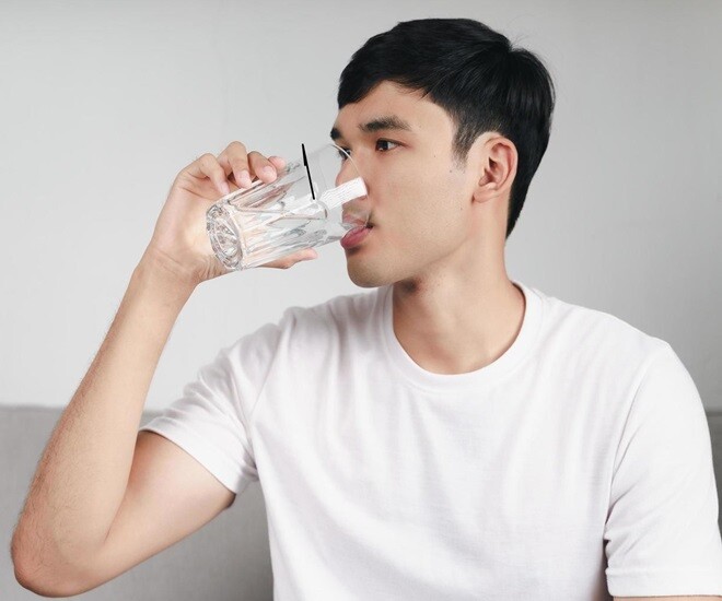 Uống quá nhiều nước là biểu hiện bất thường, cần phải đi khám gấp để có sự can thiệp y khoa kịp thời. Ảnh minh họa. 