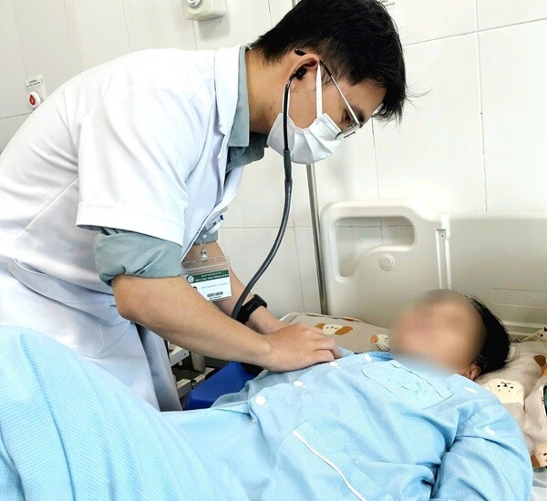 Bệnh nhân mắc viêm não mô cầu đang được bác sĩ thăm khám tại Viện Y học Nhiệt đới. Ảnh: BVCC.