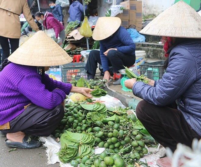 Vào mùa lạnh khi đi chợ sớm cần phải hết sức cân nhắc để tránh ảnh hưởng tới sức khỏe, nhất là người cao tuổi. Ảnh minh họa. 