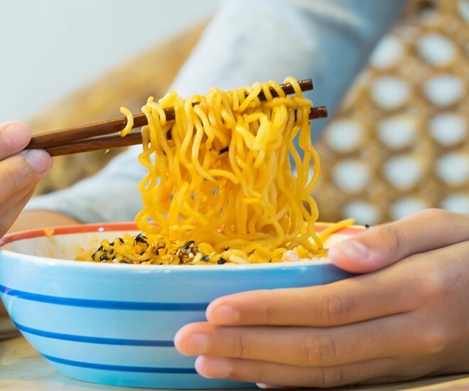 Với chứng ăn uống không thể kiểm soát, nữ sinh có thể ăn 4 gói mì tôm, hơn 1kg khoai tây chiên một lúc. Ảnh minh họa. 