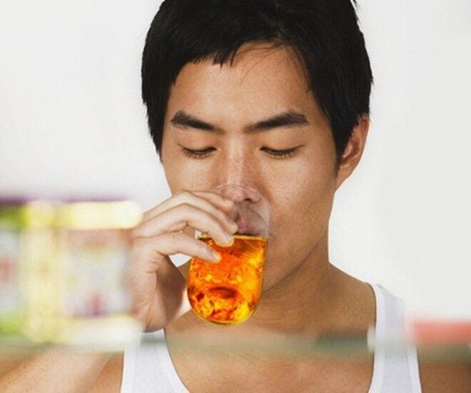 Nước tăng lực dù giúp tỉnh táo, nhưng lại tiềm ẩn nhiều nguy cơ với sức khỏe. Ảnh minh họa. 