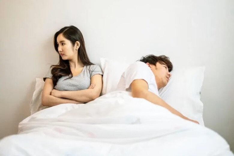Khi gặp trục trặc chuyện chăn gối, các cặp đôi hãy chia sẻ và đi khám để được can thiệp kịp thời. Ảnh minh họa.