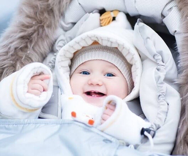 Việc mặc quá ấm cho trẻ, khiến trẻ ra mồ hôi cũng là nguyên nhân bị rôm sảy. Ảnh minh họa. 