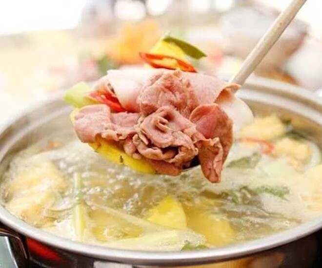 Nhúng đồ tái khi ăn lẩu nguy cơ nhiễm ký sinh trùng rất cao. Ảnh minh họa. 