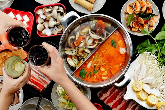 Việc ăn lẩu nóng, uống nước lạnh khi ăn rất nguy hiểm cho sức khỏe, nhất là hệ tiêu hóa. Ảnh minh họa. 