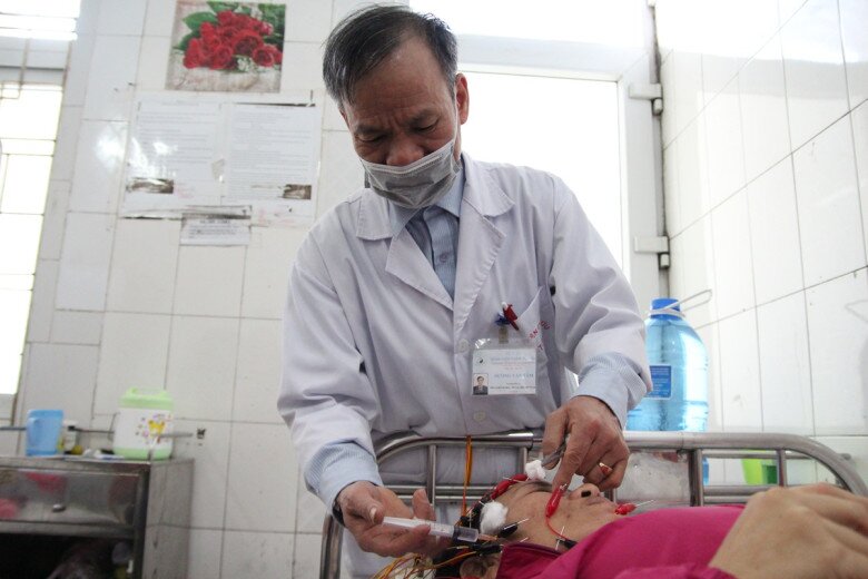 Bác sĩ Dương Văn Tȃm cho biḗt, liệt mặt có thể xảy ra ở mọi lứa tuổi, bất kể thời ᵭiểm nào nḗu cơ thể tiḗp xúc lạnh ᵭột ngột. Ảnh: Lê Phương.