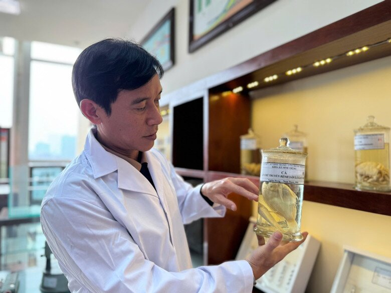 Bác sĩ Quý Anh đang chỉ dẫn về loại cá nhiễm sán lá gan, nếu ăn phải sẽ gây hại cho sức khỏe.